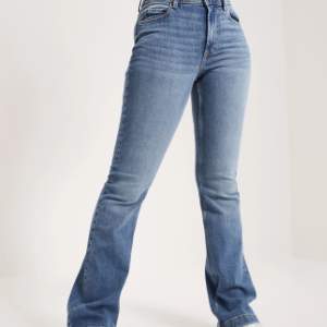 Suuuuperfina oanvända jeans i bootcut modell, älskar dessa men tyvärr är dom lite för korta på mig som är 174. Köpta för 499kr