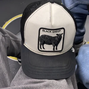 Keps - Köpte den till min lille bror men de passade it. Kostar 500kr men säljer den för 200 snabb affär