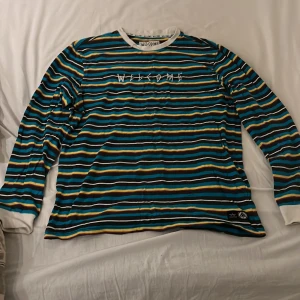 Welcome tröja - Welcome skate tröja. Köpte den i New York för 40$ om jag minns rätt. Bra skick förutom att sömmen har släppt liten kragen (lätt att fixa med en synol dock)
