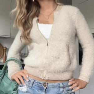 Super fin beige zip up i storlek XS kom privat för frågor!❤️