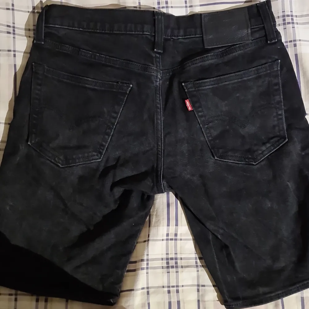 Knappt använda och mycket snygga denim shorts Måtten är W: 29 L: 9,5 Säljer billigare p.g.a vintern!!!. Shorts.