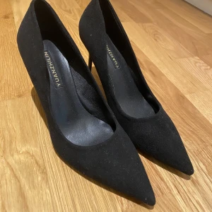 Klackskor  - Helt oanvända. Råkade beställa hem ett par extra. 