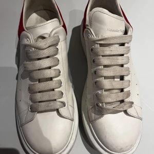 Alexander McQueen sneakers - Hej! Säljer ett par sjukt snygga Alexander McQueen skor i väldigt bra skick då de använts endast fåtal gånger! Nypris ca 6000kr! Skriv för fler bilder. Kartong och nya skosnören finns!😁Frakt ingår inte i priset! 