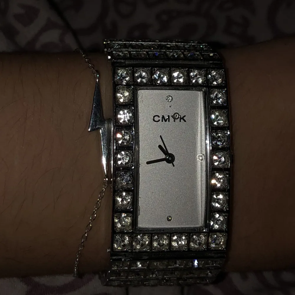 En fin diamant klocka som köptes på Sellpy för 200kr . Använd ett par antal gånger , mkt bra skick. Skriv privat för att veta längd på den!!. Accessoarer.