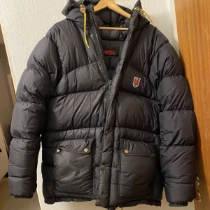 Fjällräven expedition Down jacket  - Fjällräven expedition Down jacket dunjacka i stl S. Använd men fint skick, inga hål, fläckar eller större slitningar/defekter!