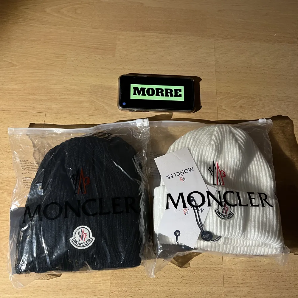 Helt nya Moncler mössor i vit och svart färg för 299kr/st, taggar och påse kommer med.. Accessoarer.