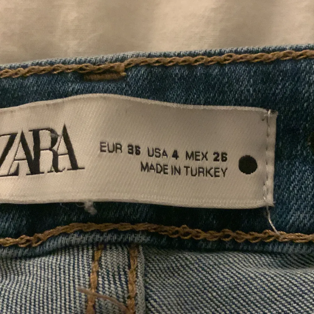 Zara jeans har använd men få gånger, bra skick. Jeans & Byxor.
