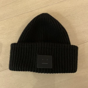 Mössa Acne Studios  - Säljer min mössa från Acne studios. Använd men i fint skick 🫶🏼 Nypris: 1600kr
