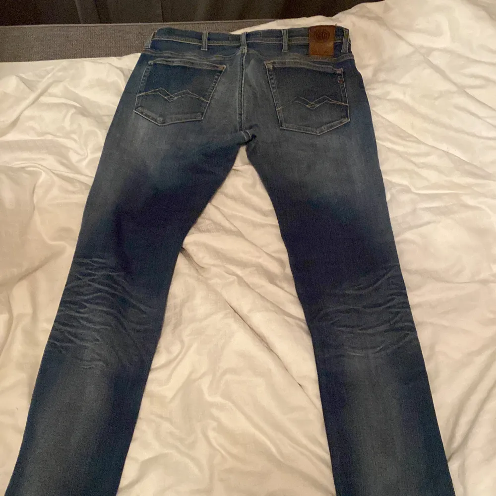 Säljer dessa replay jeans. De är slim fit.  Skick 10/10 inga märken eller hål eller något storlek 31/32 sitter som 30/32. Pris kan diskuteras . Jeans & Byxor.