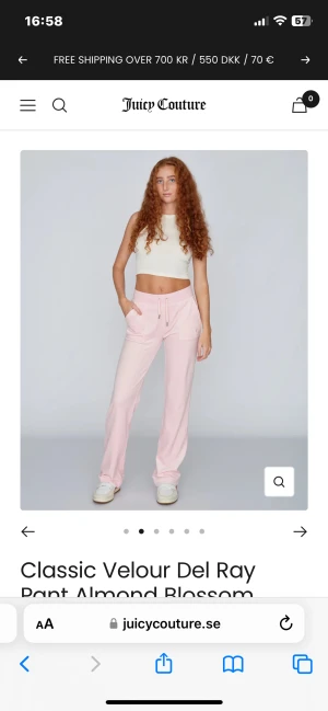 Ljusrosa Juicy byxor - Jag säljer dessa mjukisbyxor från juicy couture i storlek Xs. Köpa sommaren 2022, men används fåtal gånger då jag inte gillar färgen. Sitter super bra och långa i benen då jag är ca 168cm. Köpta för 1200kr, men säljer för 500 då de ett år gamla 