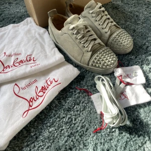Christian Louboutin  - Ett par riktigt schyssta loubs i storlek 41 (stora i storleken). Dem är i bra skick alla tillbehörer medföljs. Pris kan diskuteras 