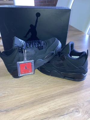 Jordan 4 black cats  - Jag säljer ett par Jordan 4 black cats helt oanvända. Tillbehör som låda kommer med 