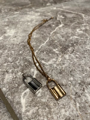 Halsband som lås - Två stycken lås halsband från Ur&Penn. Har använts en del, inte så jättemycket. Jättefina. Kika gärna på mina andra annonser, säljer mycket:) Samfraktar gärna.