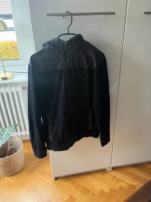 Hugo boss zip hoodie - Säljer min Hugo boss tröja då den är för liten. Köpt för något år sedan för 1800kr cond 8/10