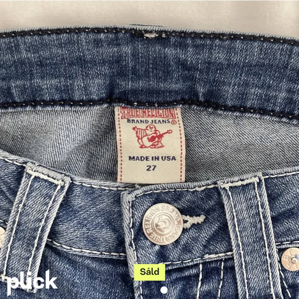 Vintage jeans från True Religion, lågmidjade. Bilder från förra säljaren. Säljer pga passade mig inte. Innerbenslängd 80cm, midjemått rakt över ca 39 cm. Jeans & Byxor.