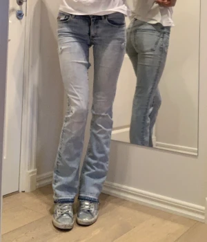 Odd Molly jeans - Säljer mina älsklings jeans från Odd Molly🥹💕 De har tyvärr blivit för små för mig och kommer därför inte till användning. Low waisted Bootcut jeans med slitningar. Jag brukar ha storlek S/26 och är 170 lång.