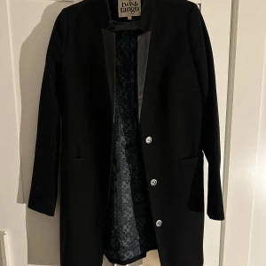 Kappa twist & tango - Säljer min kappa från twist & tango. Nypris 2500kr.  fint skick men använd. 