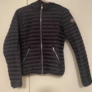 Colmar Jacka - Som ny, använd typ tre gånger. Storlek xs, färgen navy. Nypris 3595kr.