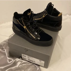 Giuseppe Zanotti skor - Extremt feta Giuseppe Zanotti skor som säljs. Marinblå+svart.  storlek 43 och fits true to size. Nypris 6300. Jag säljer riktigt riktigt riktigt billigt, vill ba bli av med snabbt för att köpa in annat. Missa inte‼️‼️
