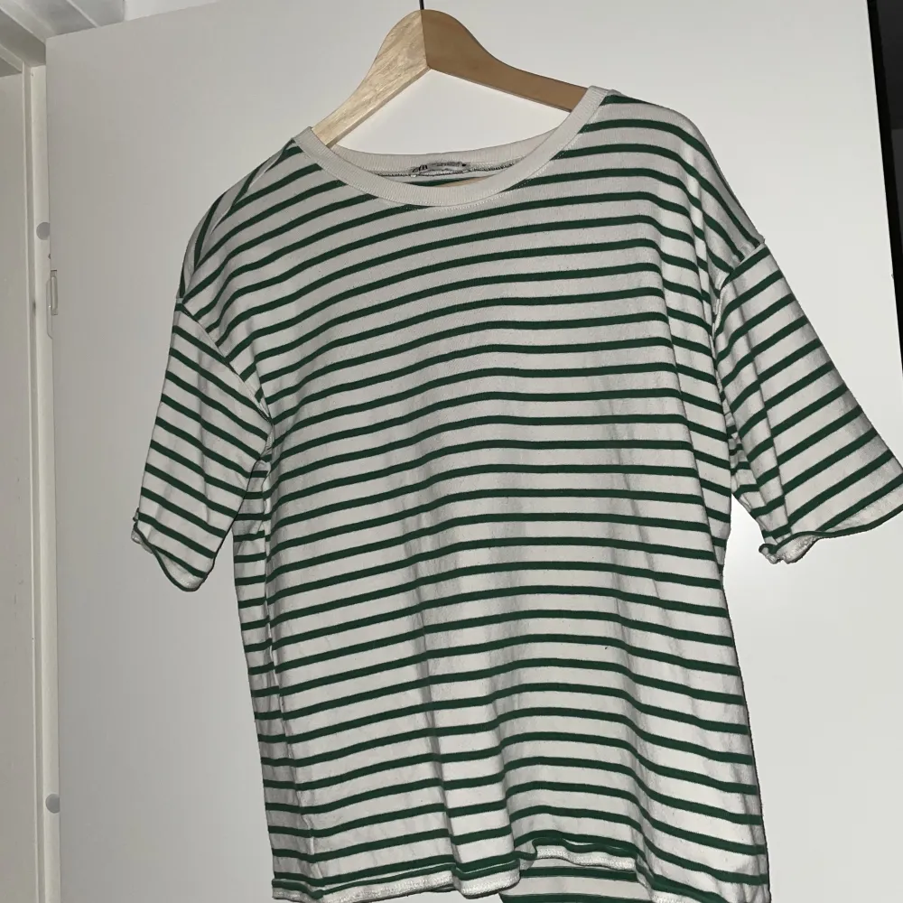 Säljer min grön vita Zara tröja som är i fint skick men inte använts på ett tag. Kontakta för frågor eller fler bilder:). T-shirts.