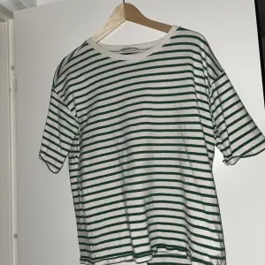 Säljer min grön vita Zara tröja som är i fint skick men inte använts på ett tag. Kontakta för frågor eller fler bilder:)