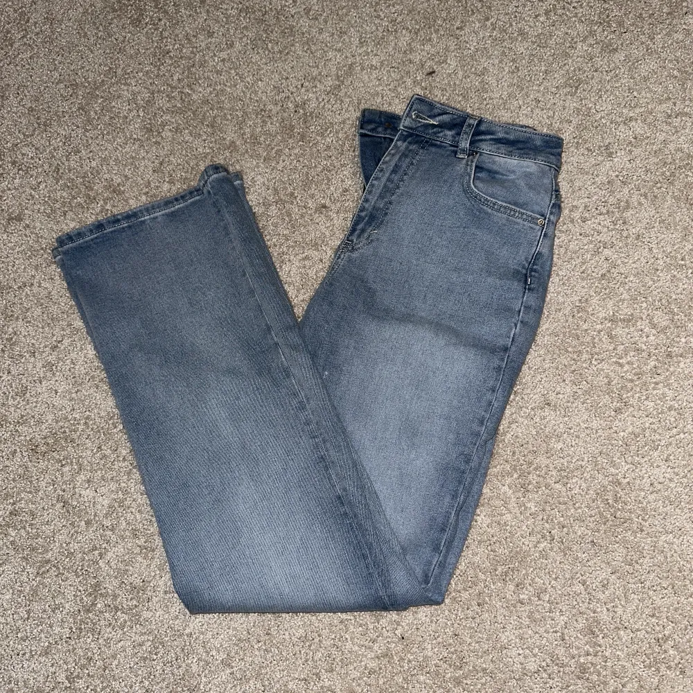 Raka jeans från pieces helt oanvända. Jeans & Byxor.