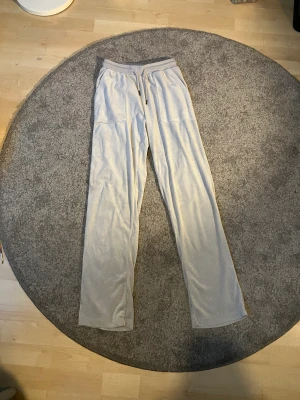 Mjukisbyxor  - Ljus blå/grå mjukisbyxor använda ca 3 gånger   Priset pga frakt KAN SÄNKAS beroende på var du bor (:  