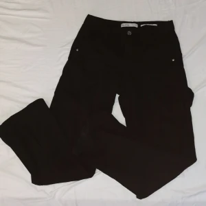 Svarta cargos - Svarta cargo byxor från Bershka. Slitna längst ner men inget som syns när de bärs. Skriv privat vid frågor eller fler bilder. Jag diskuterar gärna pris ☺️