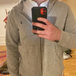 Polo Ralph lauren zip hoodie  - En mycket fin polo Ralph lauren zip hoodie i mycket bra skick. Storlek S men funkar bra till M. Nypris 2200