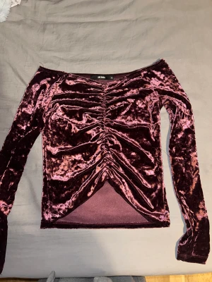 Samhet tröja - Jätte fin o skön Samhet tröja i vinröd färg. För liten för mig så tänkte att nån annan kunde använda den. Inga skador eller fläckar ser ut som ny!