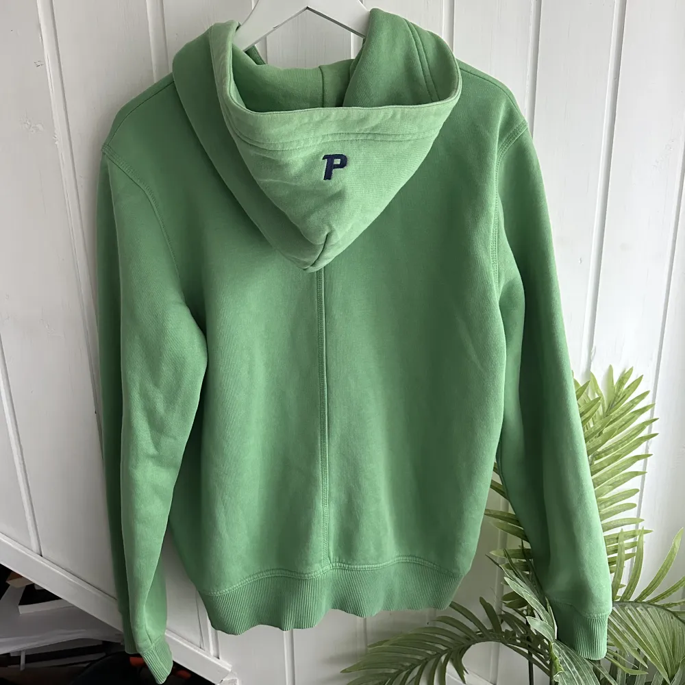 Superfin grön peak performance hoodie i nyskick, storlek L. Hoodies.