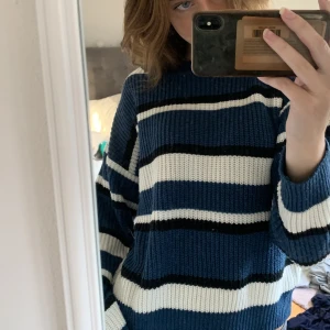 Randig stickad tröja - Stickad tröja i blå, vit och svart. Jättefint skick