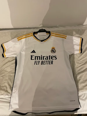 Real madrid tröja (Ny) - Tjenare säljer nu min real madrid tröja pga storlek. Den är endast använd ett par gånger! Är du intresserad så hör gärna av dig!😉 Obs!! Pris kan diskuteras!