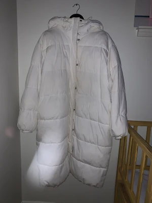 Lång vit pufferjacka - Storlek: L Köpt på H&M för några år sedan. Sparsamt använd. Håller värmen skitbra! Kommer tvättas innan den skickas 💃✨