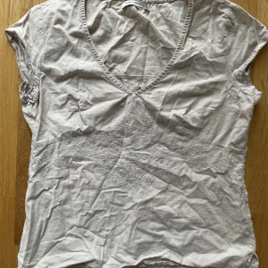 Linne topp - Superfin blus i linnematerial. I väldigt bra skick då den tyvärr inte kom till så mycket användning i sommar!