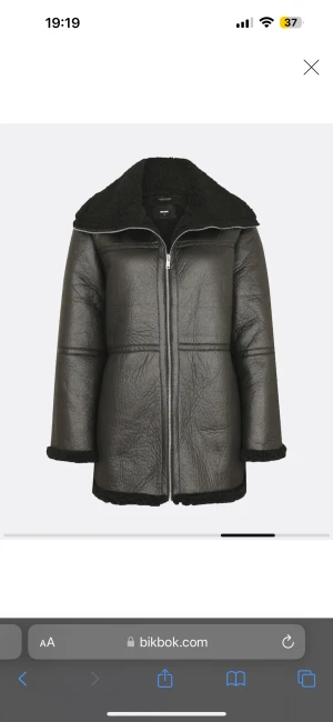 Svart biker jacka - Svart biker jacka köpt från Bikbok för 1000kr, Knappt använd,  Som ny!