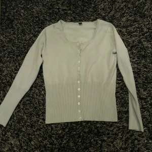 Turkos cardigan - Buttonup cardigan i turkos (färgen mer lik första bilden)