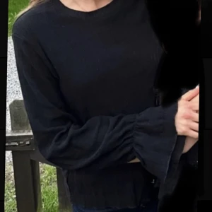 Tröja - Säljer denna svarta tröja, då den aldrig kommer till användning. Köpt på Vero Moda, märket Pieces. Hur fin som helst, men blir aldrig av att jag använder den 🩷Passar iprincip alla storlekar.
