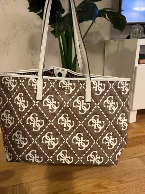 Guess väska  - Äkta Guess väska! Inga slitage eller defekter, använd ändast några månader