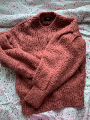 rosa stickad tröja - Jättevarm och mysig tröja som är i jättebra skick. Skriv om du undrar ngt💕