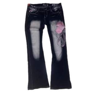 Tvär snygga crazy age jeans i bra skick som ej kommer till användning längre. Midjemått är 40cm (tvärs över) och innerbens längd är 84cm 🥰skriv om du har någon fråga!😊