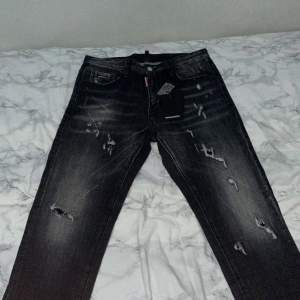 Ett par helt nya dsq2 jeans, skriv vid intresse.