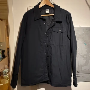 NIKE THERMA-FIT SHIRT - Oanvänd Nike skjort/jacka Strl XS, stor i storleken. Cond 10/10 ✨ Köparen står för frakt :) 