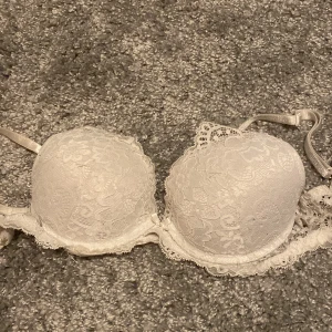 Spets bh - Den är väl använd. Spets upp till och en rosett mellan bysten. Lite push up. 