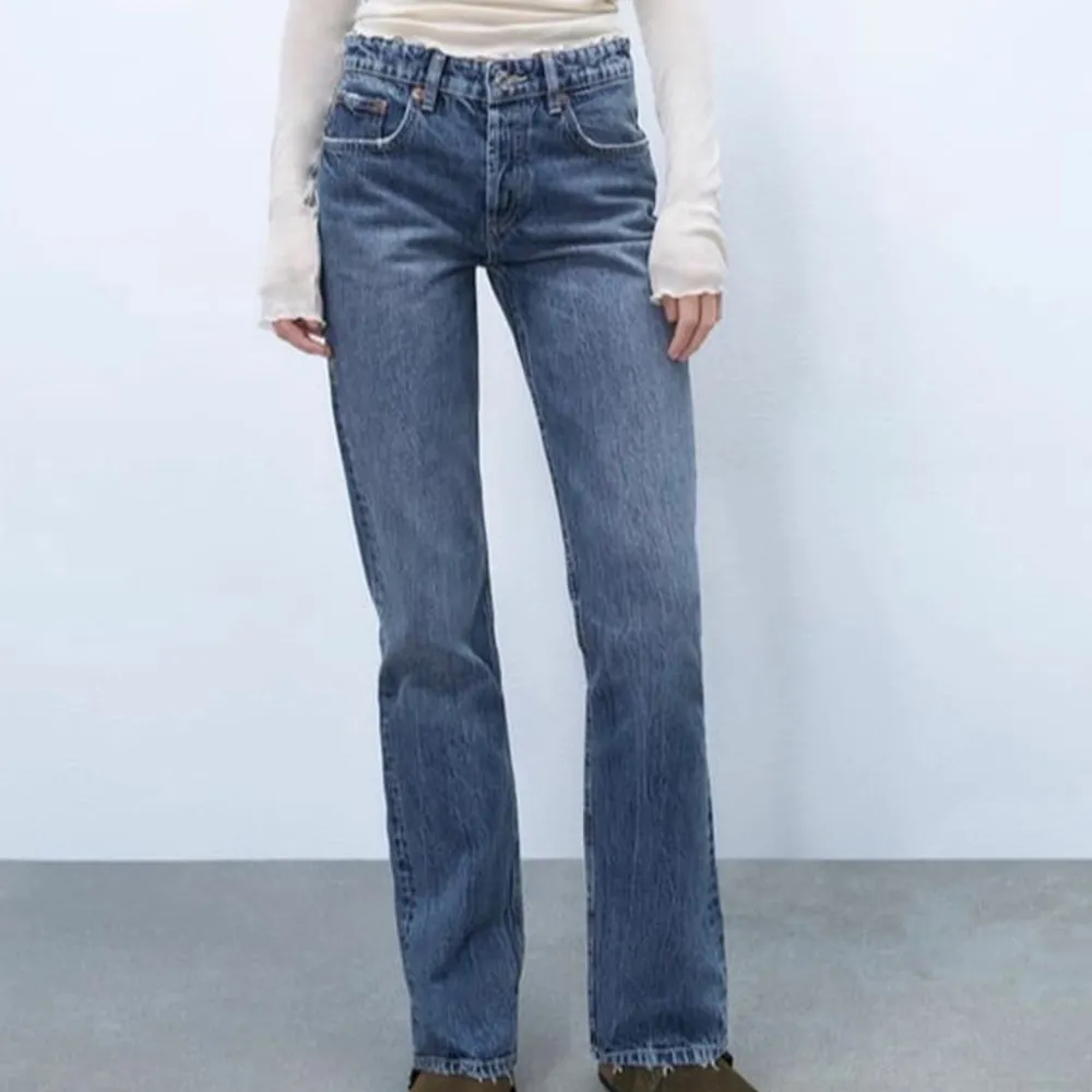 Säljer dessa blåa jeansen från zara då de inte längre kommer till användning💕använda ett fåtal gånger så de är i ett fint skick, storlek 34💗. Jeans & Byxor.
