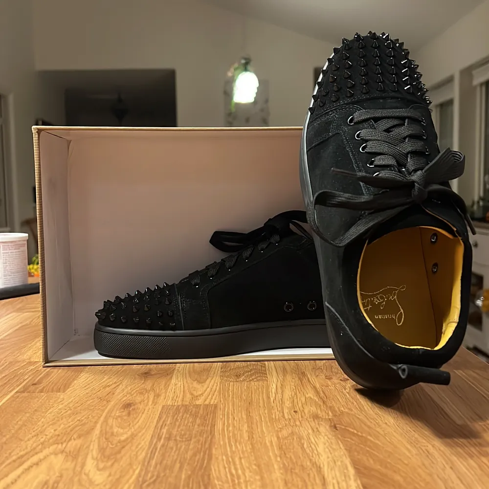 Svarta Christian Louboutin skor med taggar helt nya ur lådan . Skor.