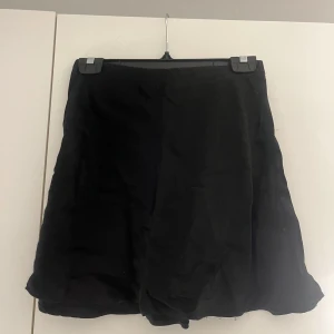 Mini satinkjol - Svart kort satin kjol ifrån hm