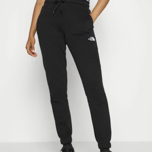 Mjukisar - Säljer dessa mjukisbyxor från the north face, aldrig använda då dom va för korta för mig🫶🏻 (är 180cm med 86cm beninnerlängd)