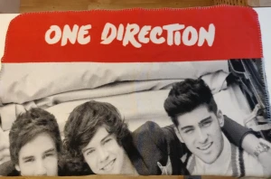 One direction filt - En mysig filt med one direction motiv. Köpt på plick men säljer nu då den bara låg i min garderob. Två små hål. Kan skicka bättre bilder! Bara att skriva vid frågor eller funderingar!💗