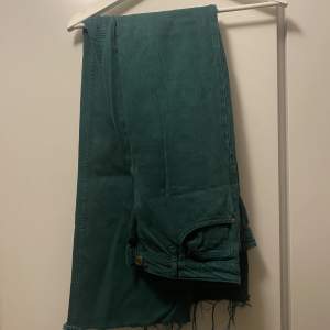 Mörkgröna jeans ifrån zara som inte kommer till användning längre. Skriv privat för fler bilder 💚💚
